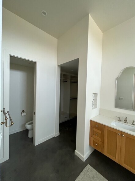 More Photos Of 4780 Iberia Ave, Dallas Showroom For Lease
