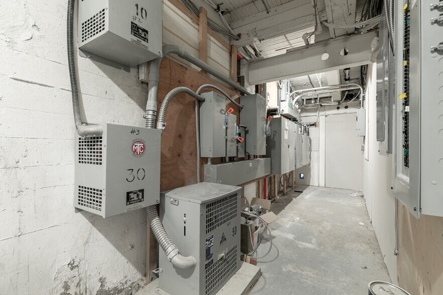 More Photos Of 4215 Rue D'iberville, Montréal Office For Lease