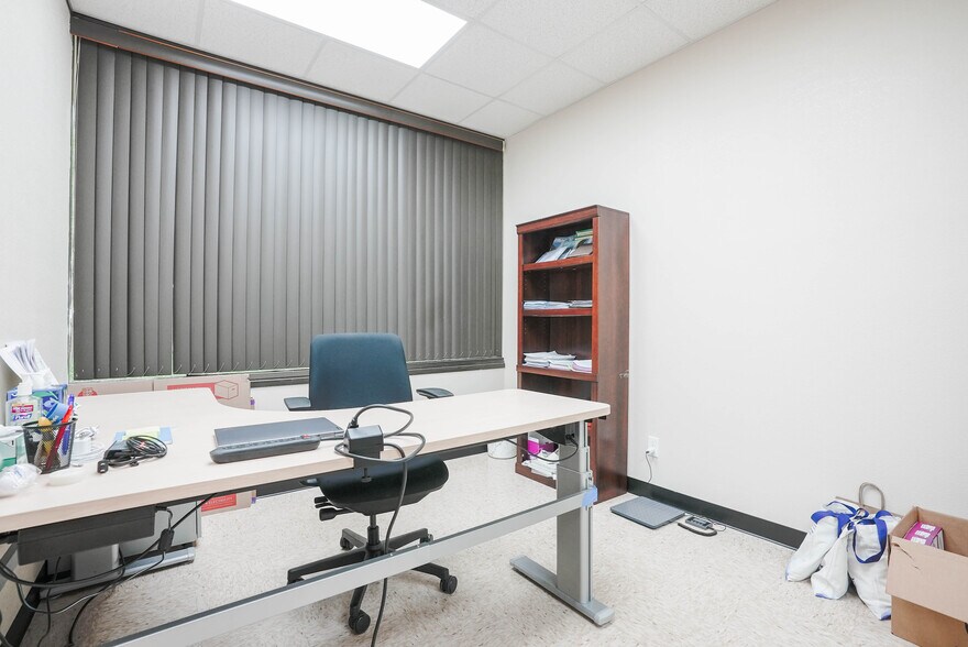 More Photos Of 10410 Corporate Dr, Sugar Land Research And Development For Lease