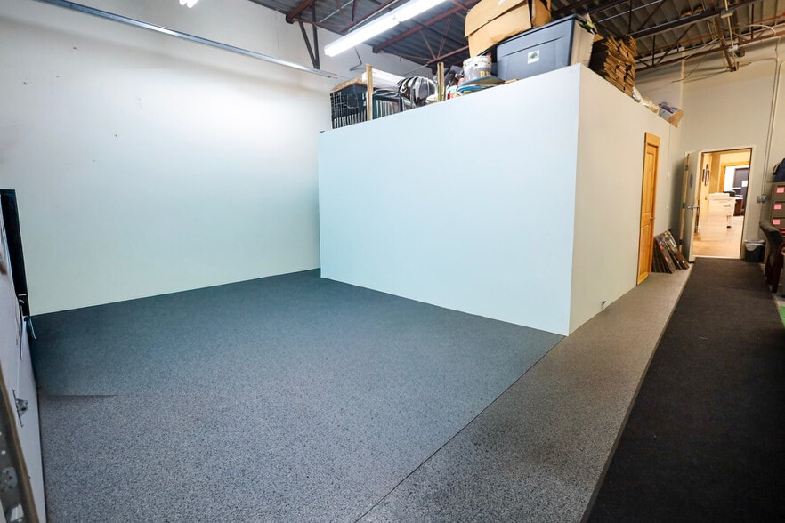 More Photos Of 2525 Nevada Ave N, Golden Valley Light Distribution For Sale