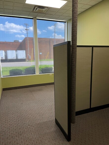 More Photos Of 2164 Tedrow Rd, Toledo Showroom For Lease