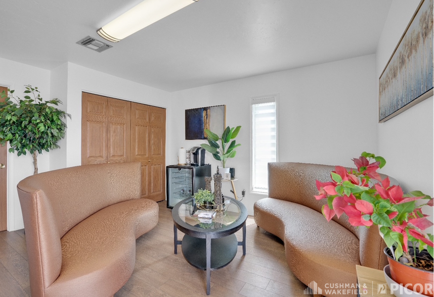 More Photos Of 3795 N Oracle Rd, Tucson Office For Sale