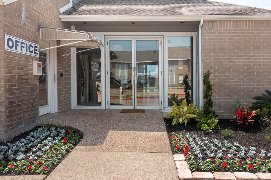 More Photos Of 1010 Magnolia Dr, Freeport Apartments For Sale