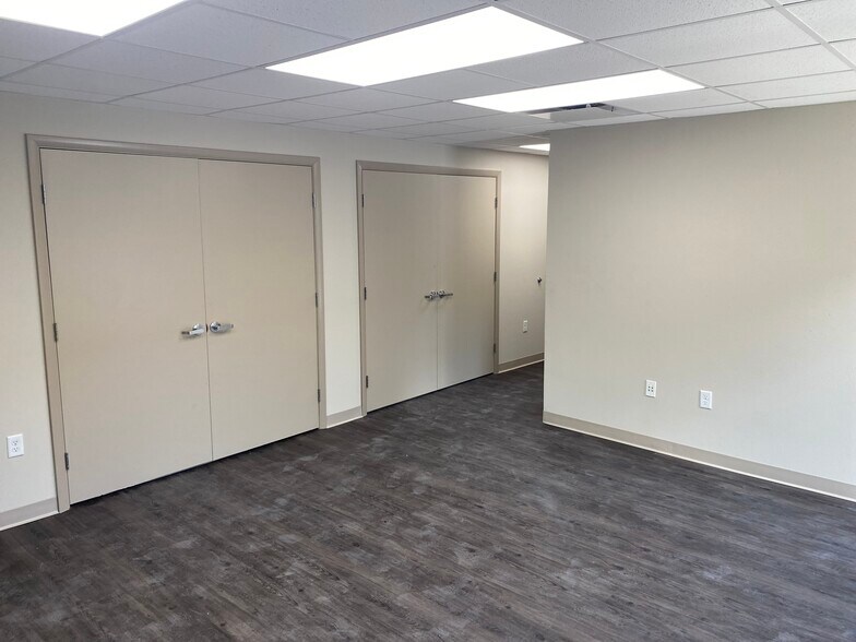 More Photos Of 8950 66th Ct N, Pinellas Park Warehouse For Lease