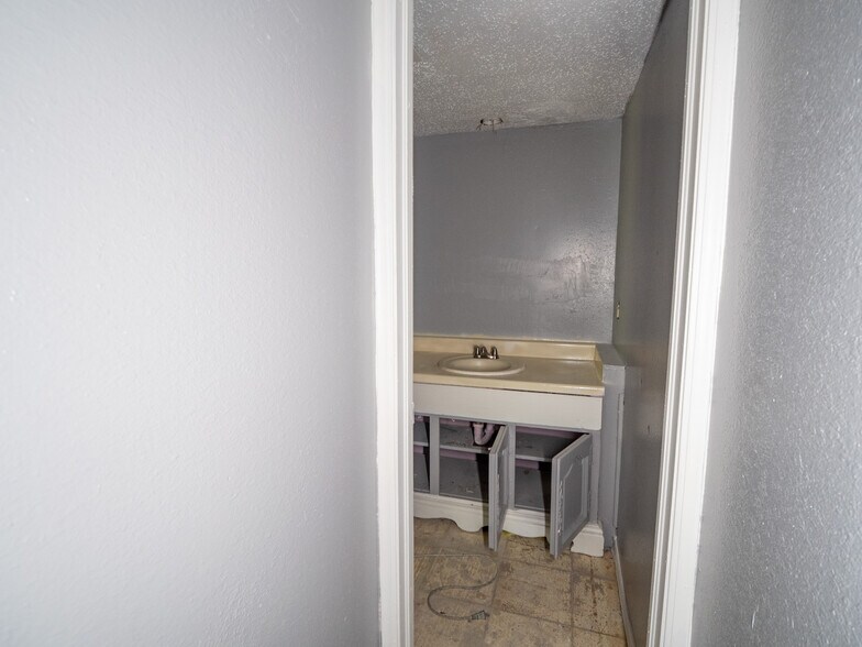 More Photos Of 5924 NW 10th St, Oklahoma City Apartments For Sale