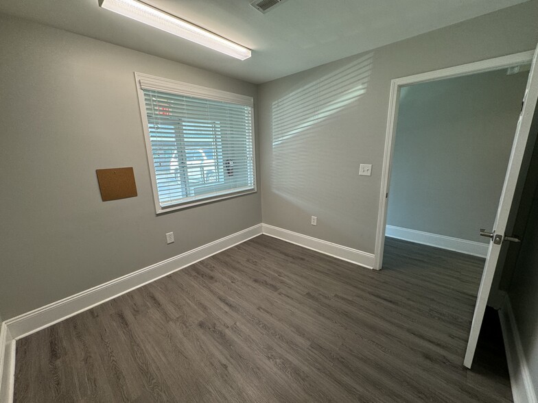 More Photos Of 6626 Gordon Rd, Wilmington Office For Sale