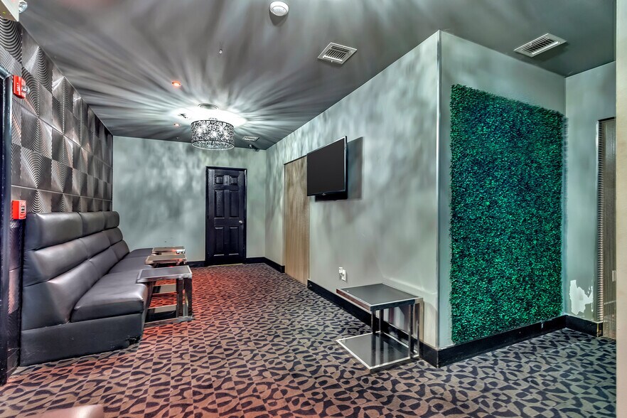 More Photos Of 1137 Bordentown Rd, Burlington Bar For Sale