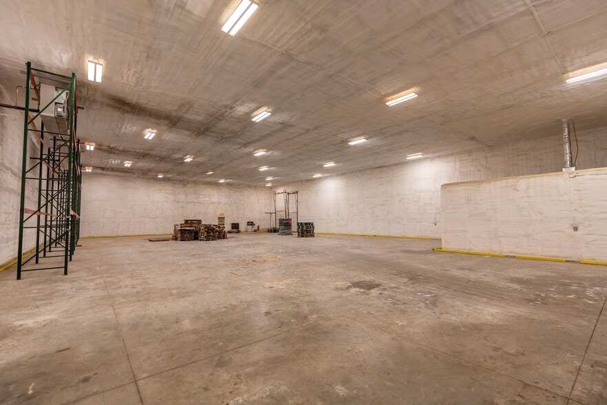 More Photos Of 2280 Deerfield Ave N, Dalton Industrial For Sale