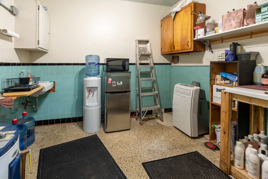 More Photos Of 828 E Main St, Carbondale General Retail For Sale