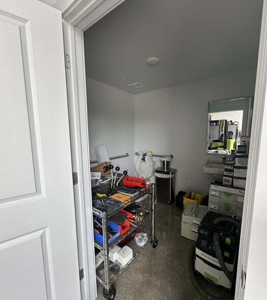 More Photos Of 861 NE Industrial Blvd, Jensen Beach Warehouse For Sale