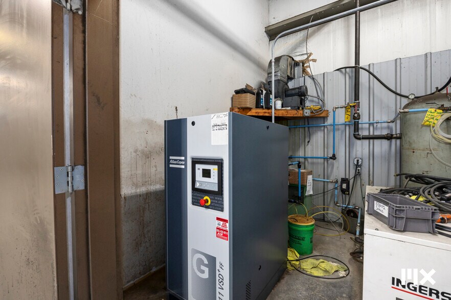 More Photos Of 21685 Northland Dr, Paris Distribution For Sale