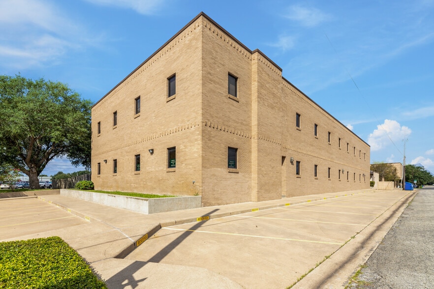 More Photos Of 208 E Houston St, Beeville Office For Sale