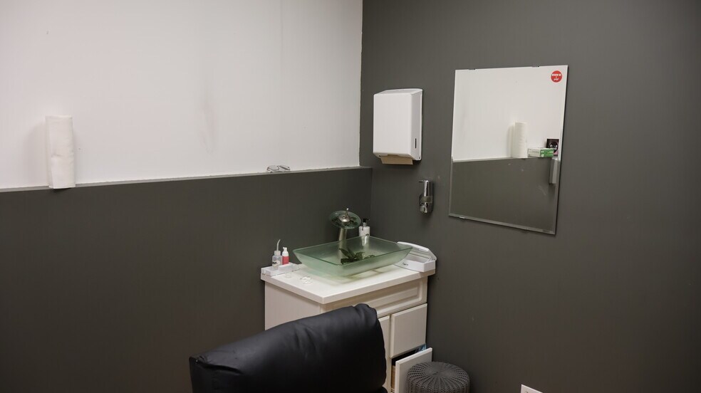 More Photos Of 626-636 E Ogden Ave, Naperville Unknown For Lease