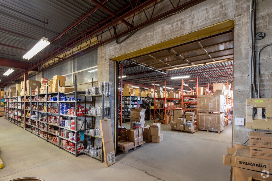 More Photos Of 119-121 Toryork Dr, Toronto Warehouse For Lease