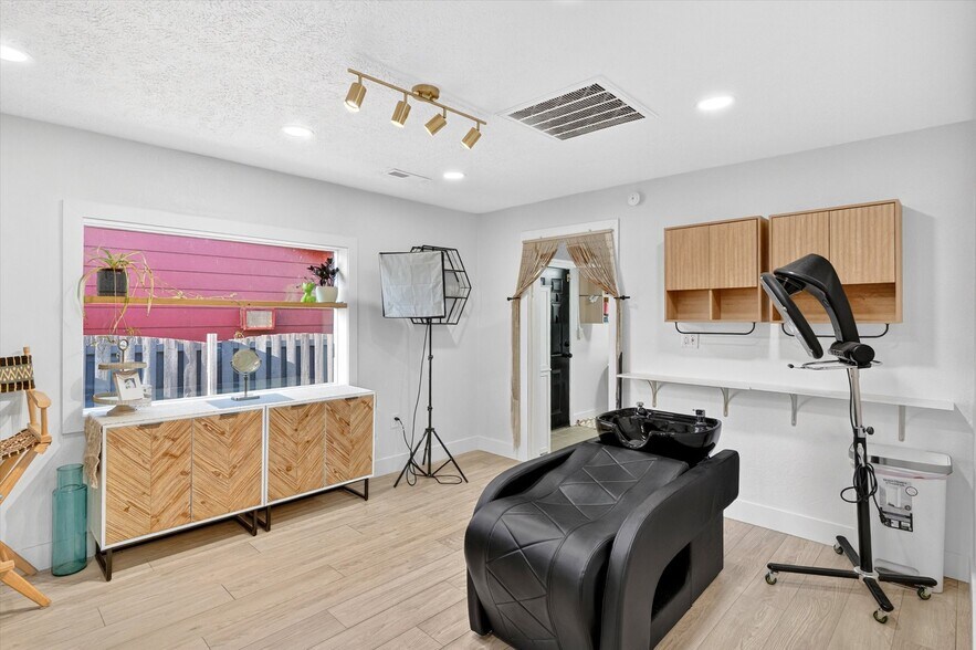 More Photos Of 425 N Main St, Nixa Office For Sale