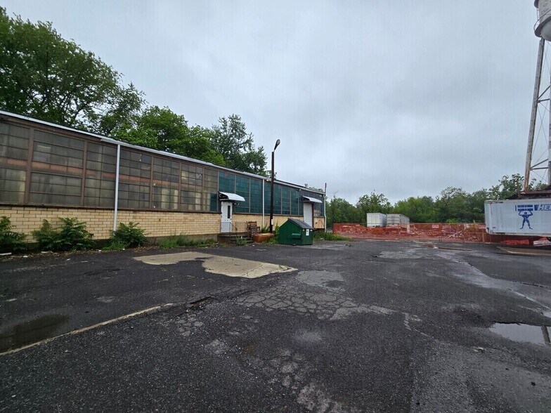 More Photos Of 533 Whitehead Rd, Hamilton Warehouse For Lease