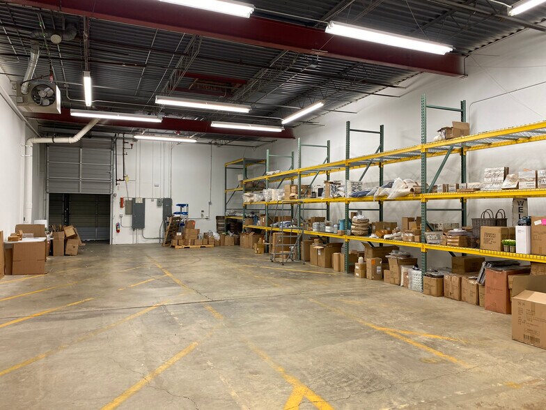 More Photos Of 500-540 W 5th Ave, Naperville Showroom For Lease