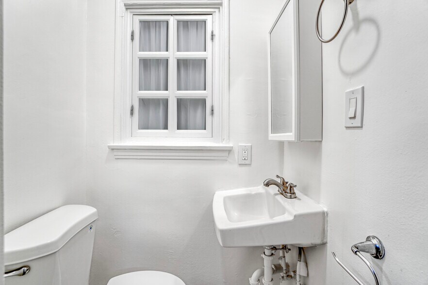 More Photos Of 162 W 65th St, Los Angeles Multifamily For Sale