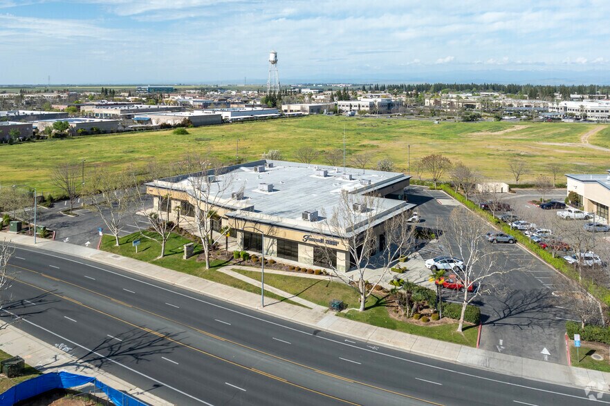 More Photos Of 660 W Locust Ave, Fresno Office For Lease