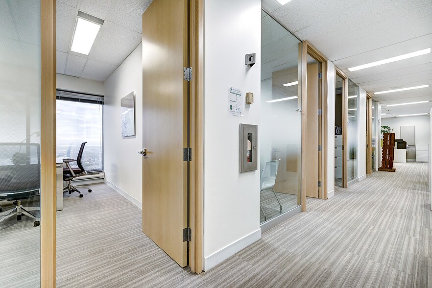 More Photos Of 3500 Boul de Maisonneuve O, Westmount Office Residential For Lease