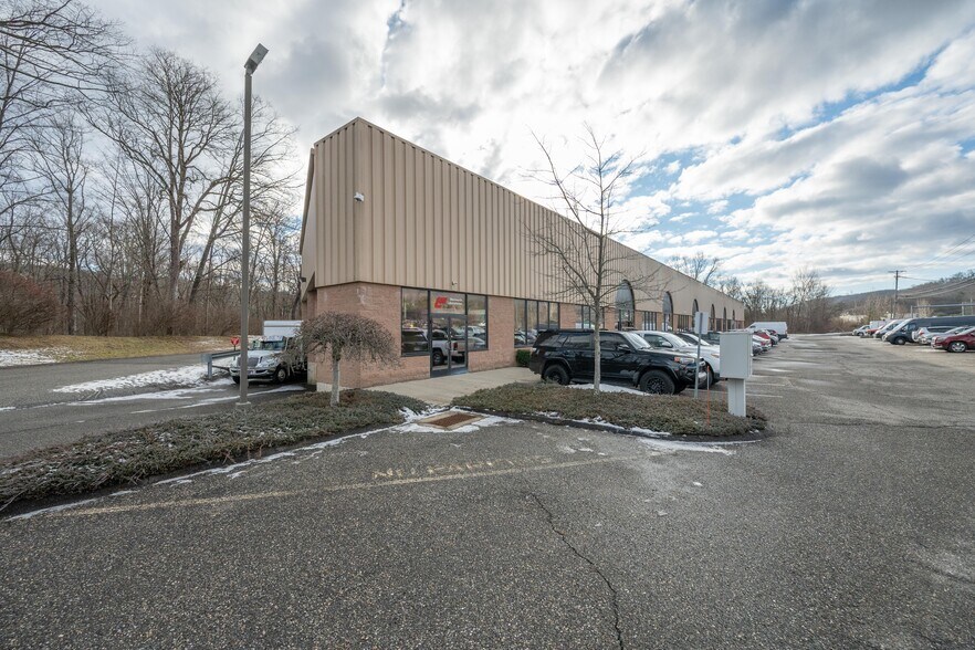 More Photos Of 1087 Federal Rd, Brookfield Warehouse For Lease