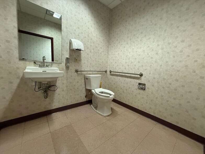 More Photos Of 23 Grand St, Kingston Office For Sale