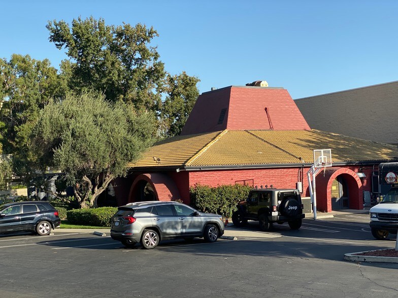 More Photos Of 395 N Rosemead Blvd, Pasadena General Retail For Lease