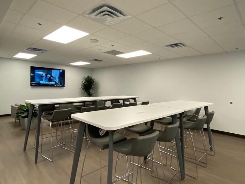 More Photos Of 750 Stephenson Hwy, Troy Office For Lease