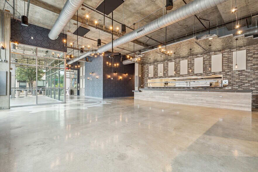 More Photos Of 340 Singleton Blvd, Dallas Restaurant For Lease