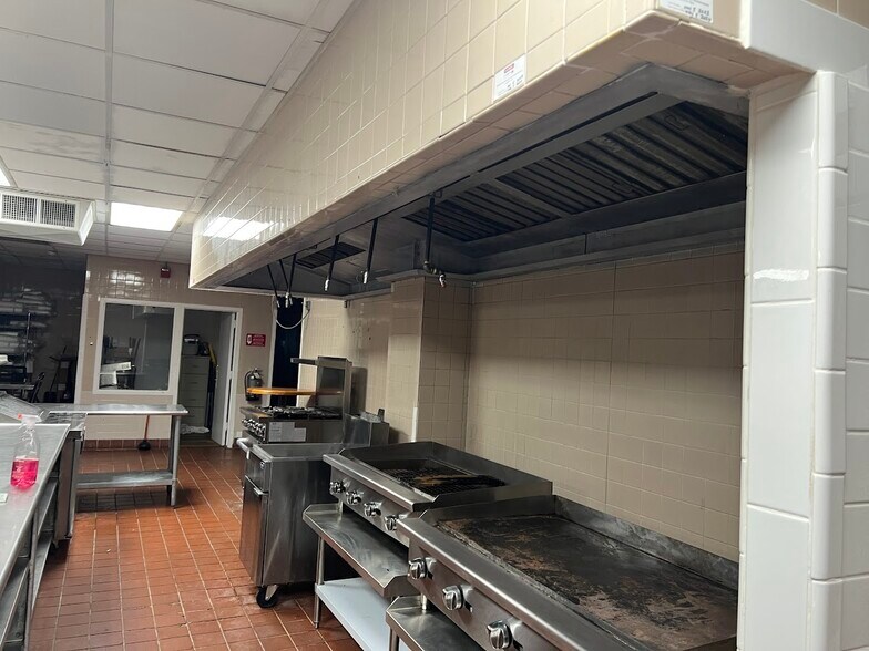 More Photos Of 148 NW 167th St, Miami Hotel For Lease