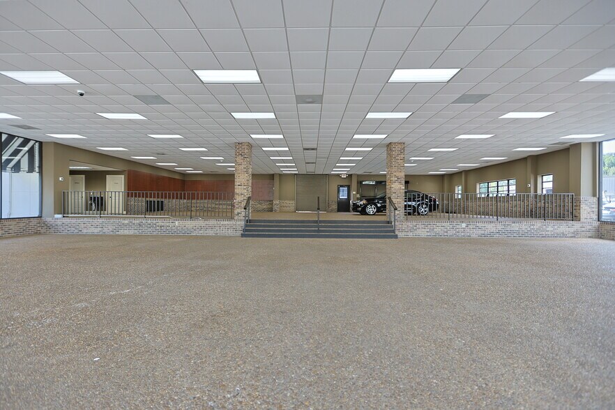 More Photos Of 705 N New Warrington Rd, Pensacola Auto Repair For Lease