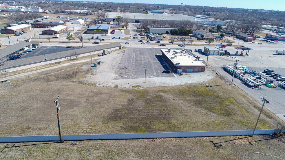 More Photos Of 911 N Broadway Ave, Ada Restaurant For Sale