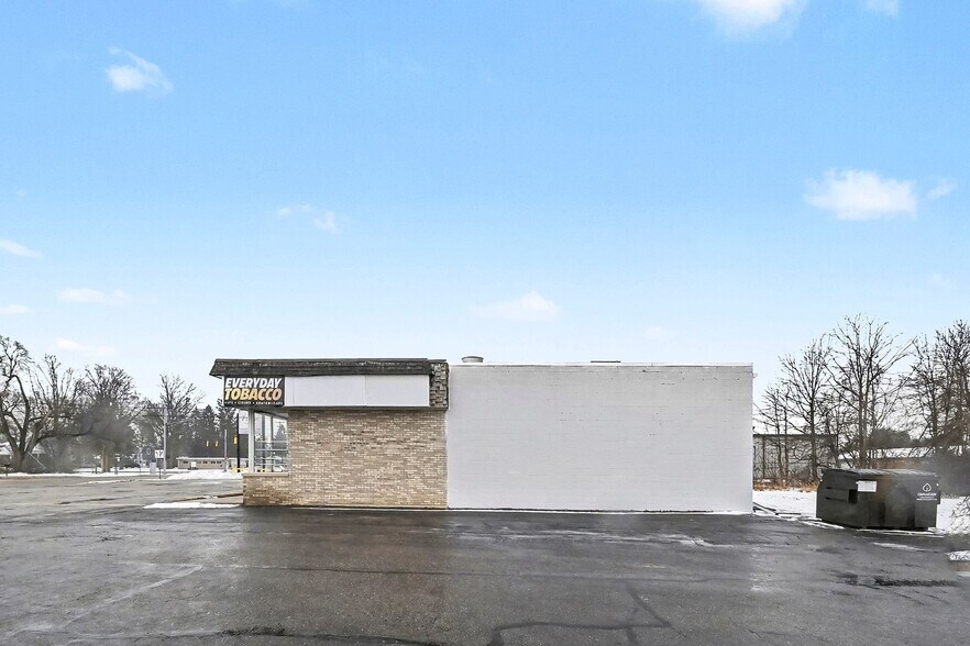 More Photos Of 306 S Cedar St, Mason Freestanding For Lease