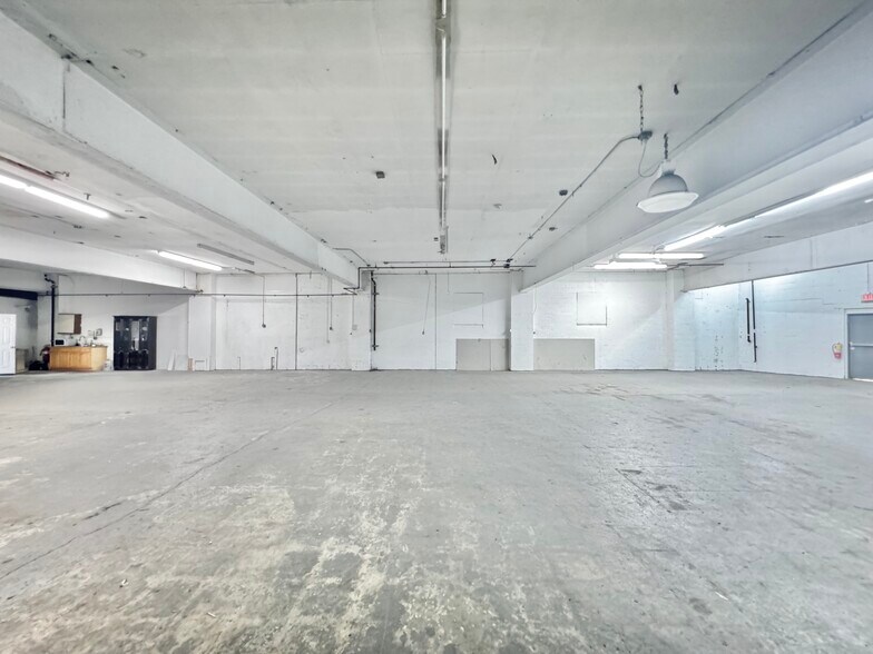 More Photos Of 120 New Hyde Park Rd, Franklin Square Showroom For Lease
