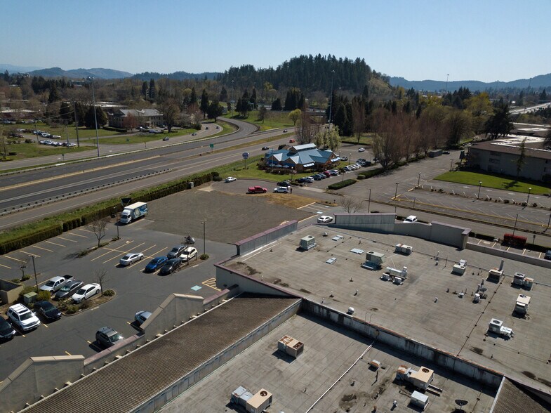 More Photos Of 1003 Valley River Way, Eugene Freestanding For Lease