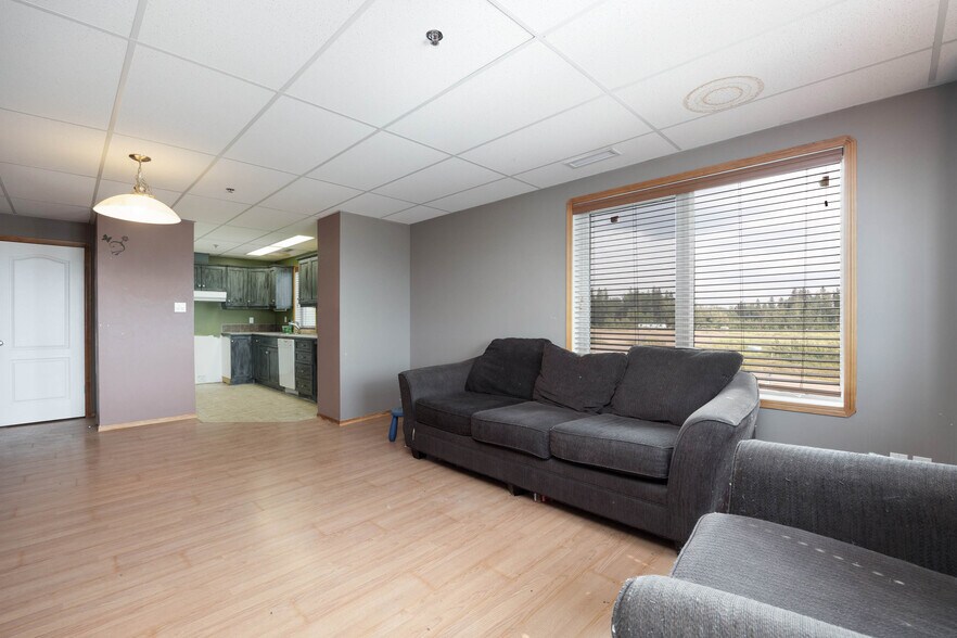 More Photos Of 105 Oak Crt, Anzac Warehouse For Sale