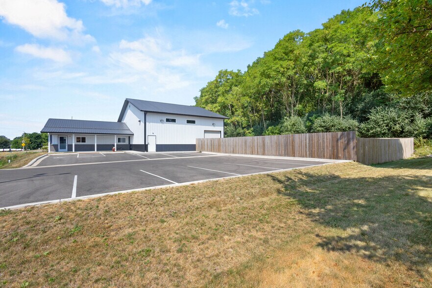 More Photos Of 390 Progress Dr, Cottage Grove Veterinarian Kennel For Sale