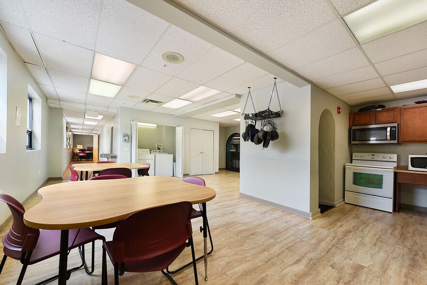 More Photos Of 4749 Baum Blvd, Pittsburgh Showroom For Lease