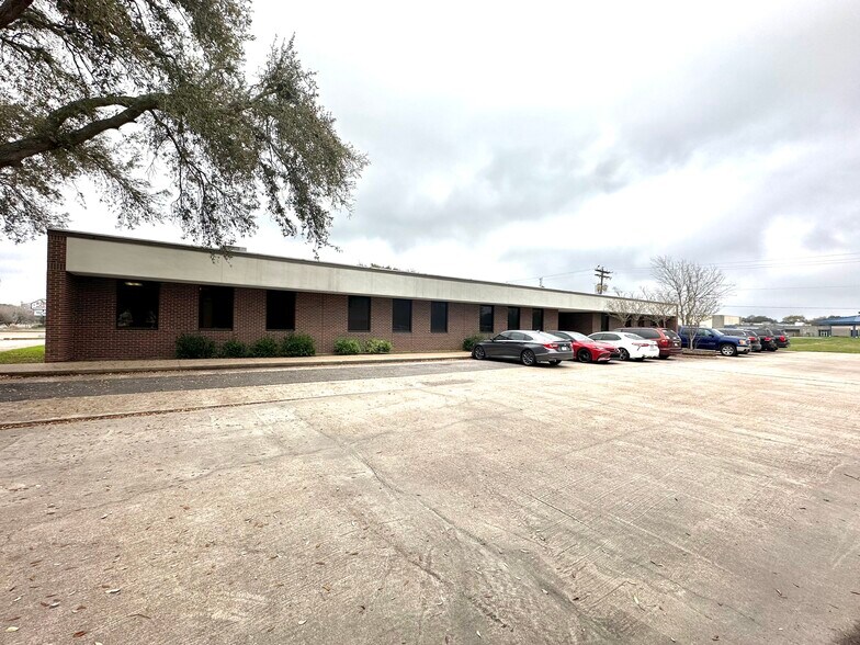 More Photos Of 1216 N Velasco St, Angleton Office For Lease