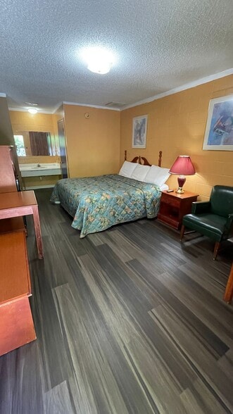 More Photos Of 466 W Trilby St, Wrightsville Hotel For Sale