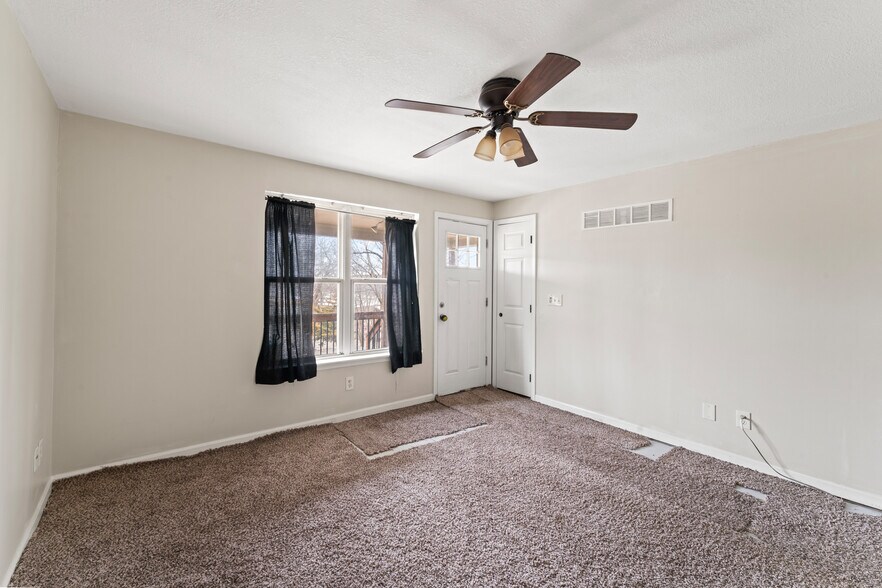 More Photos Of 814 SE Sunnyside School Rd, Blue Springs Warehouse For Sale