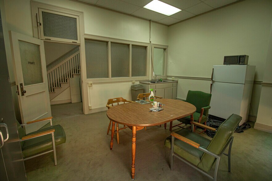More Photos Of 301 Columbia St, Lafayette Office For Sale