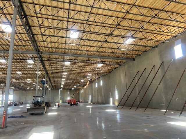 More Photos Of 701 E Ball Rd, Anaheim Warehouse For Lease
