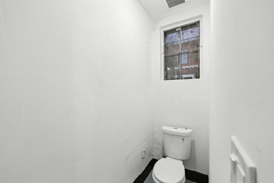 More Photos Of 5400 Western Ave, Los Angeles Storefront For Sale