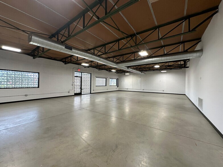 More Photos Of 845 Regal Row, Dallas Warehouse For Lease