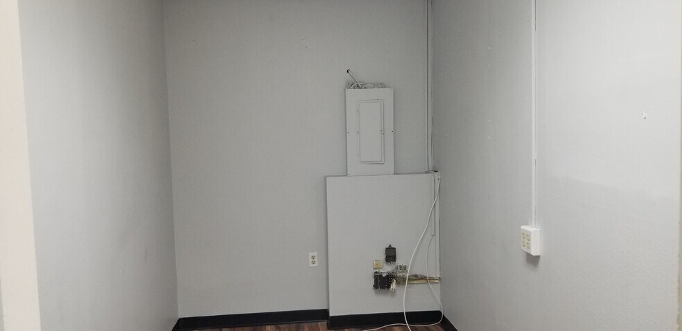 More Photos Of 9244 E Hampton Dr, Capitol Heights Warehouse For Lease