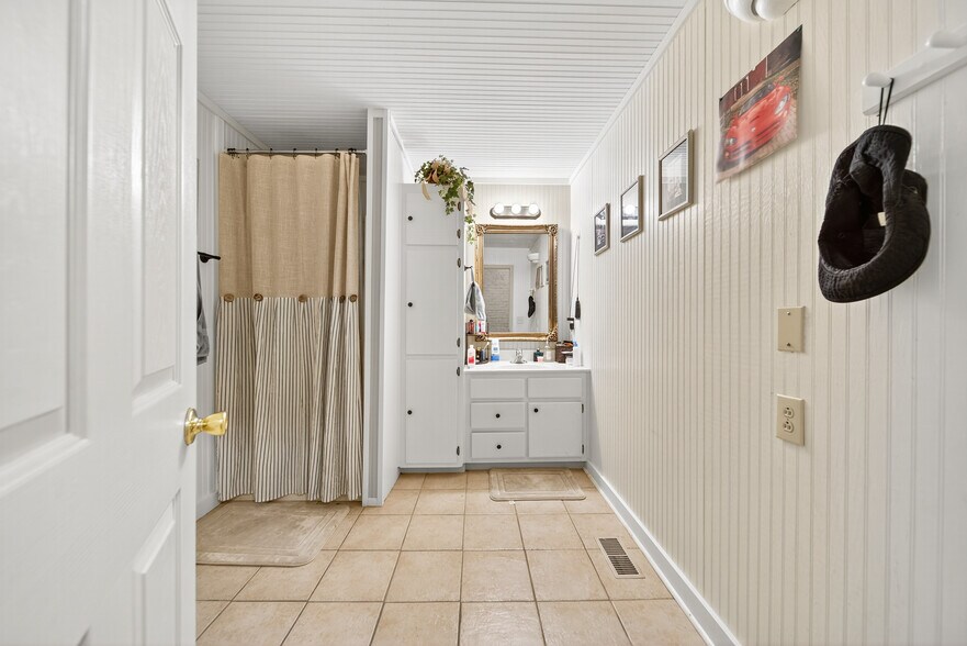 More Photos Of 109 7th Ave E, Springfield Flex For Sale