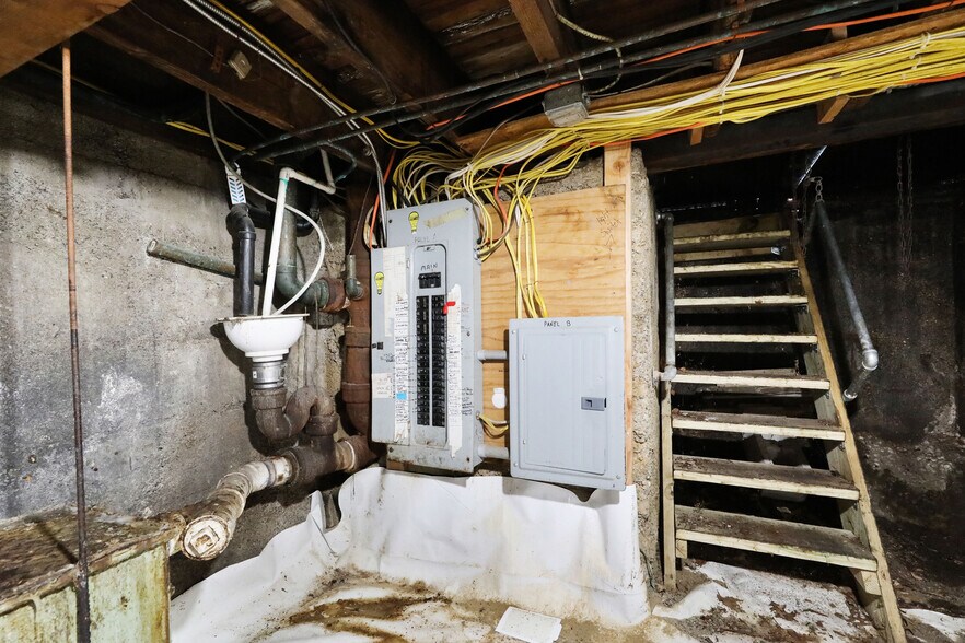 More Photos Of 34 W Merchant St, Audubon Restaurant For Sale