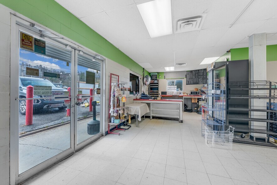 More Photos Of 154 Bridge St, Junior Restaurant For Sale