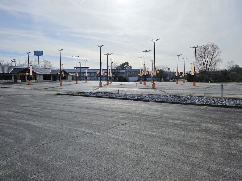 More Photos Of 1391 Murrays Chapel Rd, Sweetwater Showroom For Sale